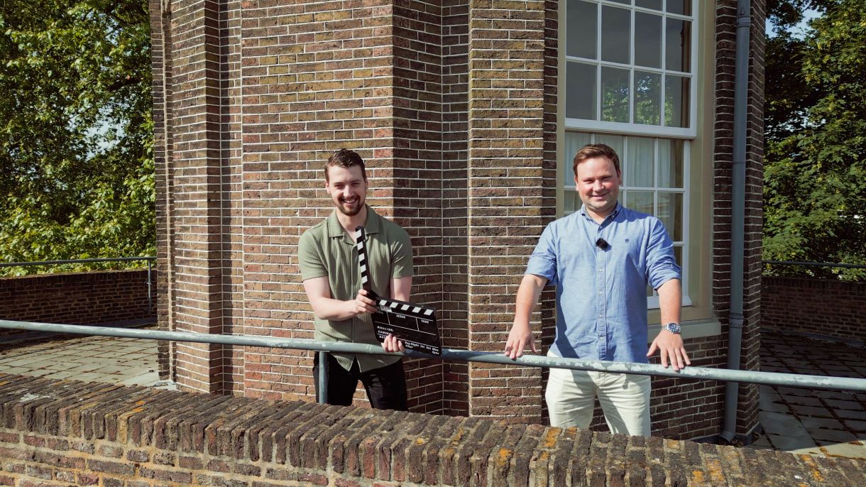 Clapper en Locatie assistent Jeroen Post bedient de Clapper om het geluid synchroon te krijgen met het beeld van de Drone.